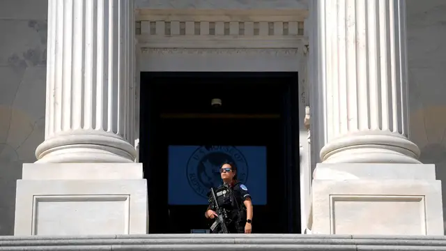 'Video thumbnail for US government shutdown: Two million federal workers to go without pay'