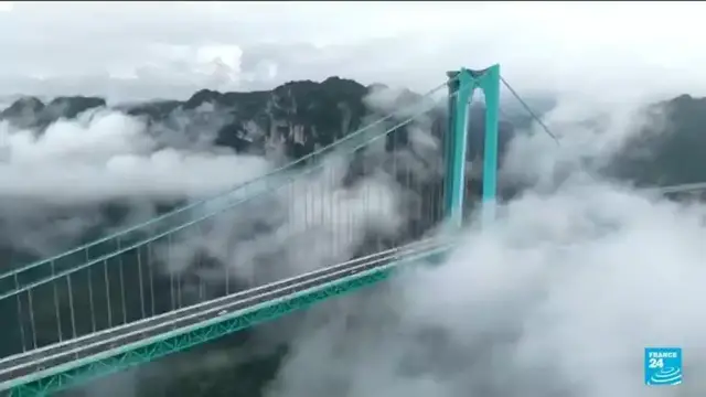 'Video thumbnail for China : the tallest bridge in the world opens in the Province of Guizhou'