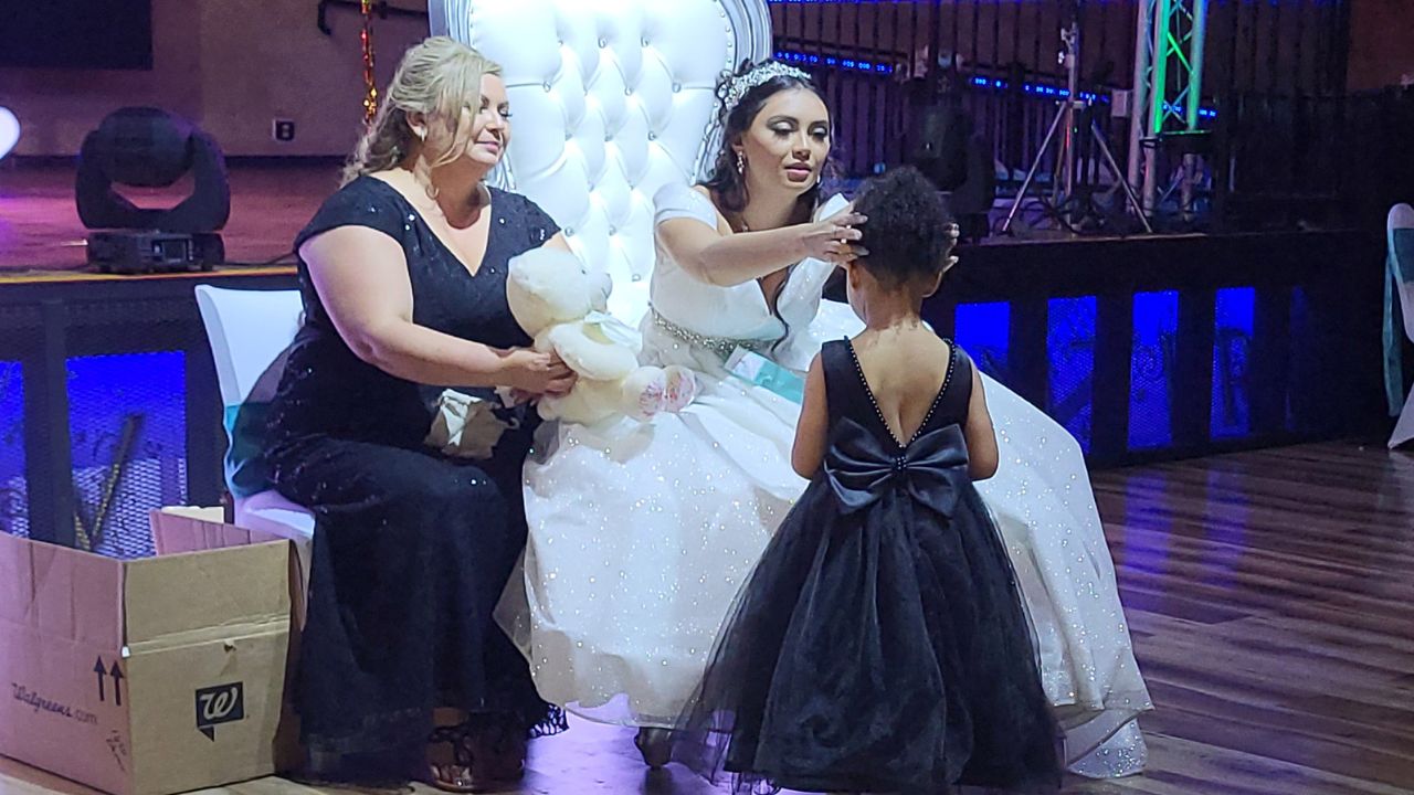 Video thumbnail for 15-Year-Old Crowns All Younger Girls At Her Quinceanera In New Tradition