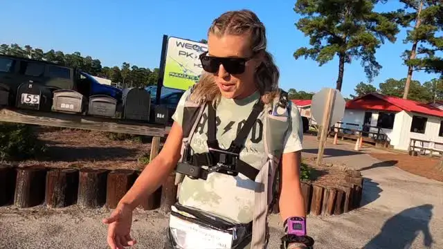 Video thumbnail for Teacher Skydives While Reading Book To New Class | Happily TV