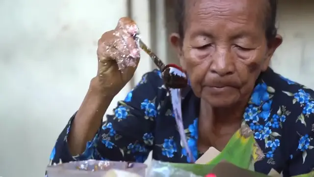 'Video thumbnail for Indonesia Street Food - YOGYAKARTA'S BEST STREET FOOD GUIDE! CRAZY Halal Food tour in Jogja!!'