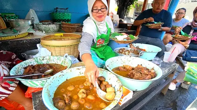 'Video thumbnail for Indonesia Street Food - YOGYAKARTA'S BEST STREET FOOD GUIDE! CRAZY Halal Food tour in Jogja!!'