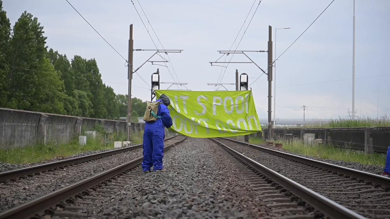 Video thumbnail for Caribbean Netherlands: Pro-Palestinian protesters disrupt rail traffic in Rotterdam.