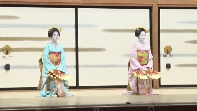 Video thumbnail for Japan: Maiko dance practice.
