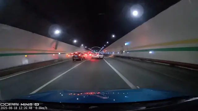 Video thumbnail for Dashcam Captures Close Call in Yunnan Tunnel Crash