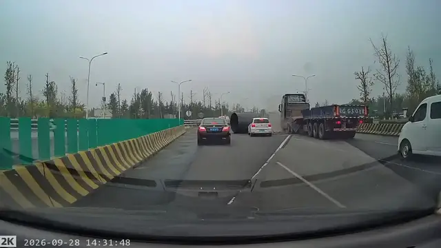 Video thumbnail for Iron Coil Falls from Truck, Nearly Hits Vehicles in Shandong