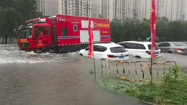 Video thumbnail for Floodwaves Rock Parked Cars as Fire Truck Cruises Through Shenyang Streets
