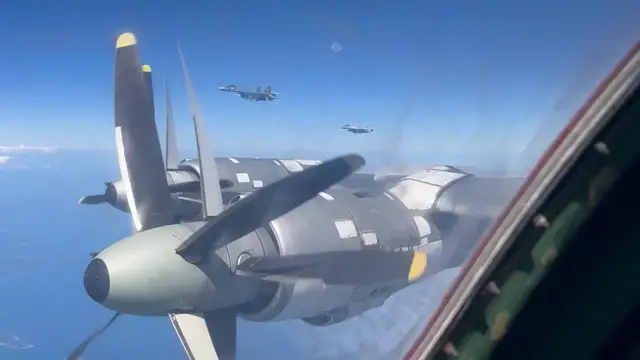 Video thumbnail for : Tupolev Tu-95MS strategic bombers over Sea of Japan.