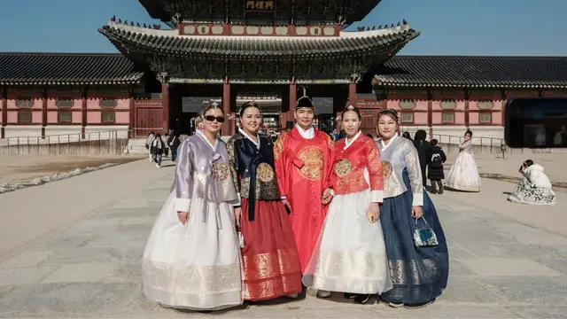 Video thumbnail for South Korea tourism booms as Chinese tourists swap Japan for Seoul amid Taiwan row