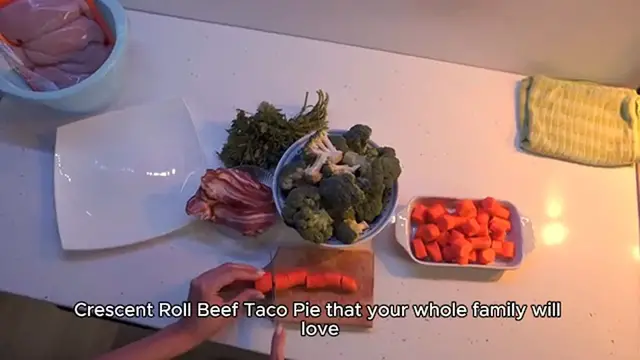 Video thumbnail for Crescent Roll Beef Taco Pie