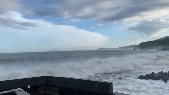 Video thumbnail for Japan: High Waves Hit Coast Amid Three Active Typhoons in Pacific 2.