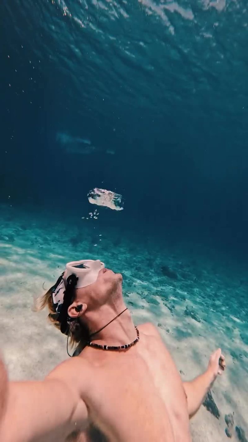 Video thumbnail for Freediver Creating Hypnotic Underwater Bubble Rings