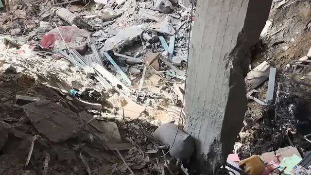 Video thumbnail for Israeli strike on Gaza City apartment leaves 5 dead.