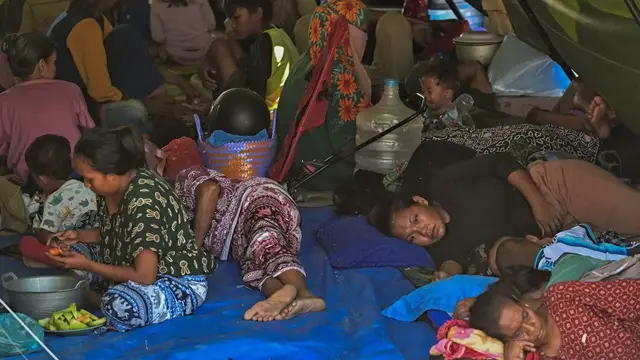 Video thumbnail for Children fall ill as survivors sleep outside after Indonesia earthquake