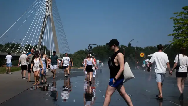 Video thumbnail for Dangerous heat wave hits the US with highs exceeding 100 degrees