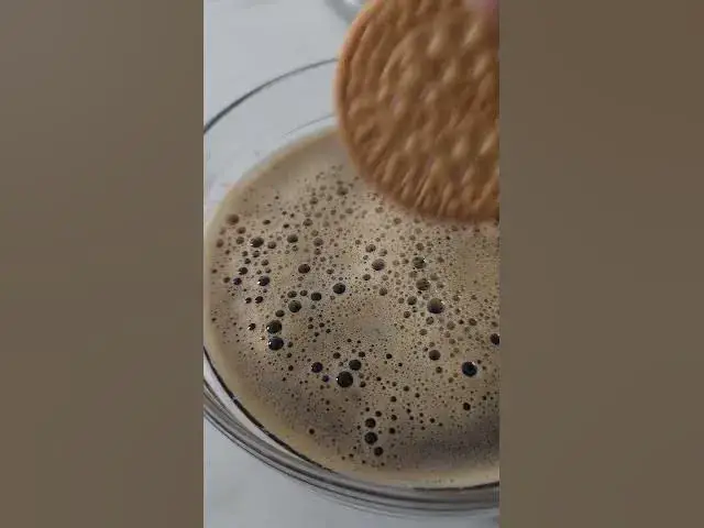 'Video thumbnail for Bolo de bolacha com creme de pasteleiro mais saudável sem leite e sem ovo'