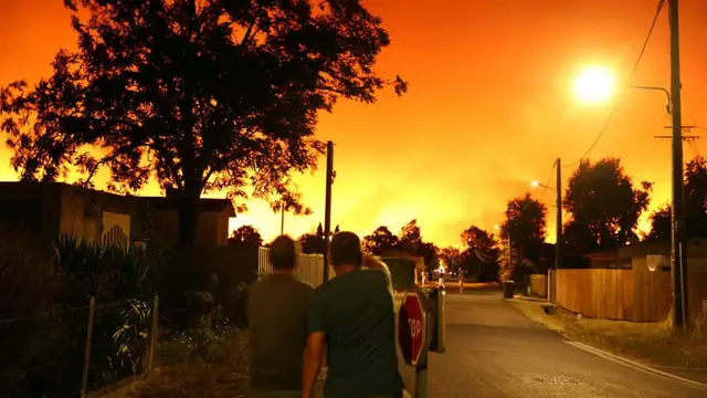 Video thumbnail for 'A recipe for disaster': France's dry southwest struggles to contain wildfire