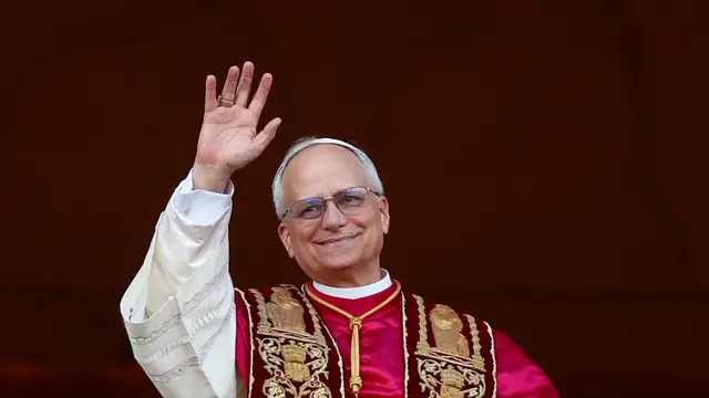 Video thumbnail for Joy in St. Peter’s Square as new pope is announced