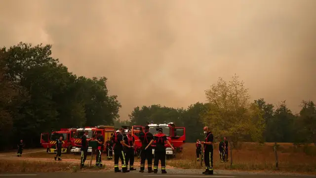 Video thumbnail for Heatwave comes into southwest of France as firefighters keep battling blaze