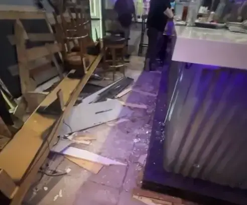 Video thumbnail for SUV crashes into Popei’s Clam Bar in Coram
