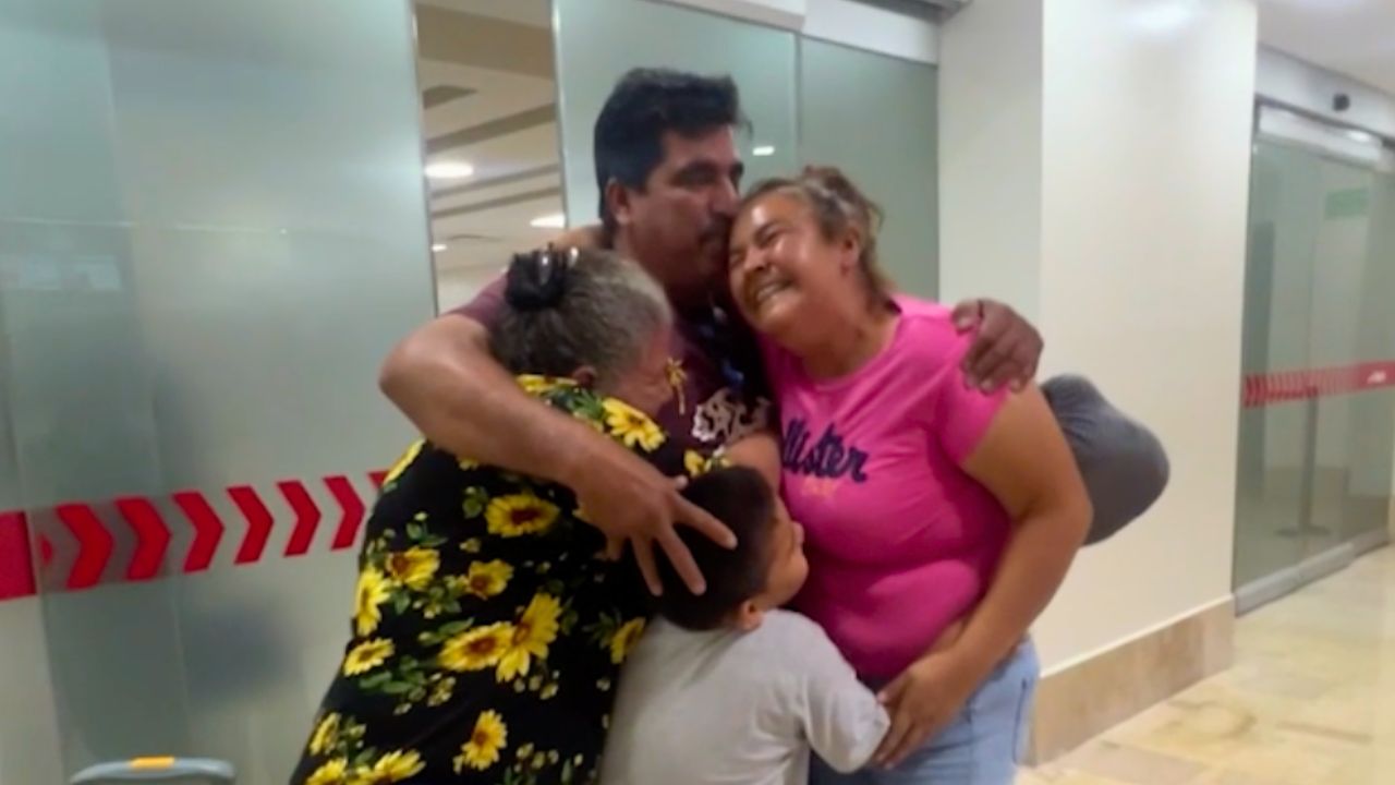 Video thumbnail for Dad Reunited With Family In Mexico After 28 Years