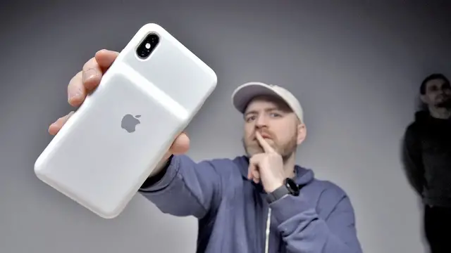 Video thumbnail for Is The iPhone Smart Battery Case Worth The Price?