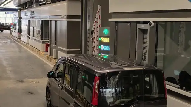 Video thumbnail for China: Huanggang Port Reopens for Cross-Border Travel in Shenzhen.