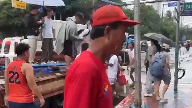 Video thumbnail for Philippines: Torrential rain triggers flooding in Manila (2).