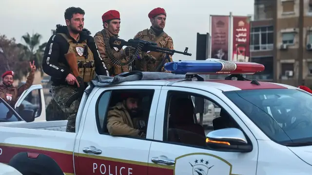 Video thumbnail for Fighting between Syrian army, Kurdish-led SDF intensifies as thousands flee Aleppo