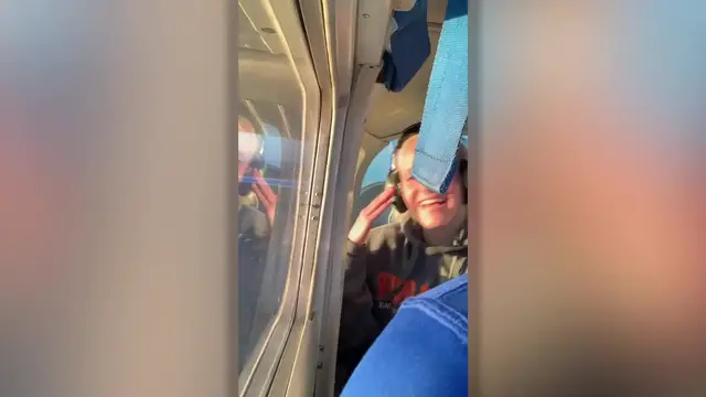 Video thumbnail for Teen Promposes To Date With Airplane Message | Happily TV