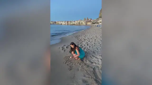 Video thumbnail for Woman Spreading Mom's Ashes In Sicily Gets Surprise Proposal | Happily TV