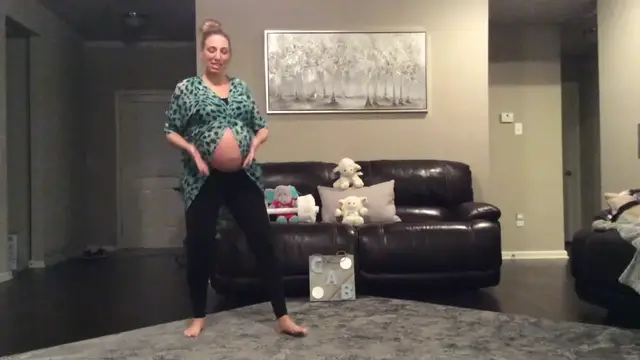 Video thumbnail for Pregnant Couple Perform Hilarious Baby Mama Dance | Happily TV