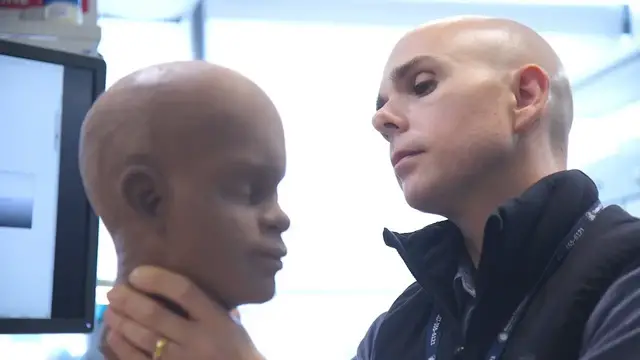 Video thumbnail for Fake blood and doughnut cream: Meet a hospital special effects artist