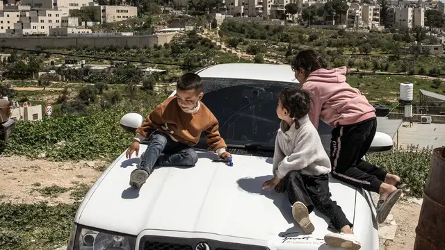 'Video thumbnail for Palestinian schoolchildren flee Israeli military raid in occupied West Bank'