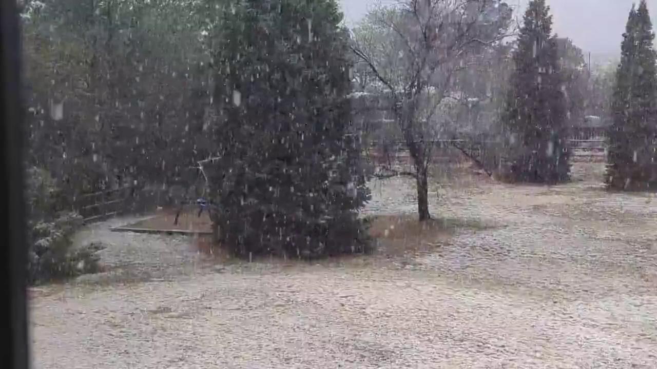 Video thumbnail for US: Spring Snowstorm Sweeps Across Colorado, Bringing Snow From Mountains to Denver 4.