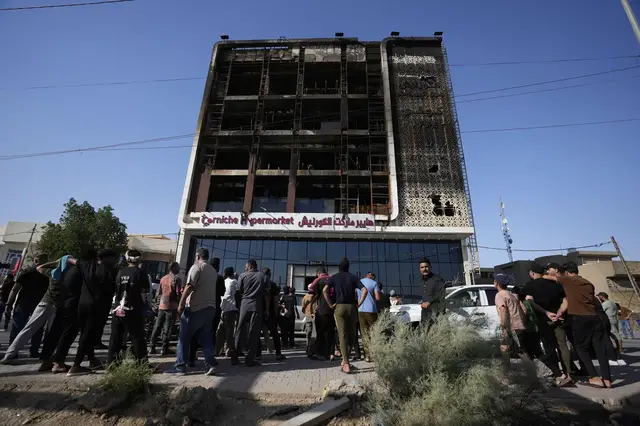 Video thumbnail for Iraq shopping mall fire: Three days of mourning declared
