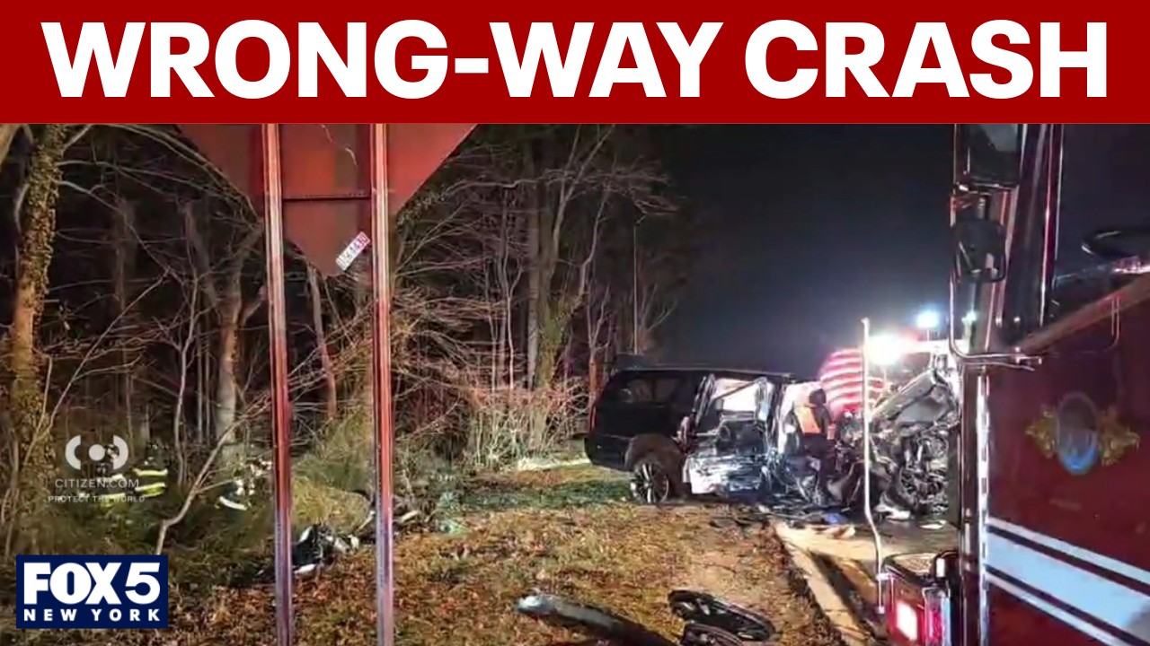 Video thumbnail for 2 killed, 10 injured in wrong-way crash on Southern State Parkway
