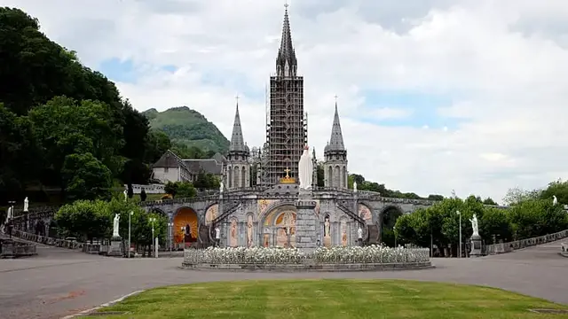 Video thumbnail for Pilgrims in Lourdes remember French monks murdered during Algerian civil war