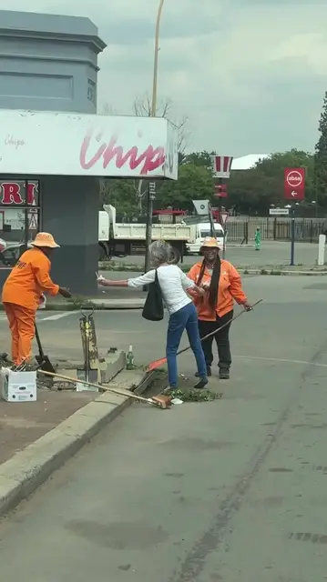 Video thumbnail for Kind Stranger Treats Street Sweepers to Ice Cream in Nigel
