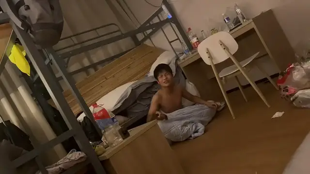 Video thumbnail for Man Falls Through Bunk Bed After Friend Kicks Plywood Panel in Zhejiang