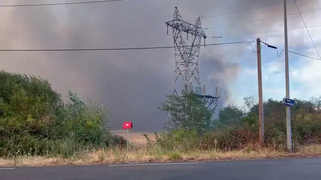 Video thumbnail for France: Car Fire Near Nantes Roma Camp Burns Over 10 Hectares.