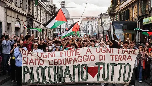 'Video thumbnail for General strike brings protests across Italian cities over Gaza war'