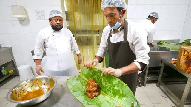 Video thumbnail for Cooking OMANI LAMB Underground!! Traditional SHUWA at Rozna Restaurant in Muscat, Oman!!
