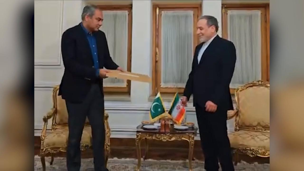 Video thumbnail for Iran: Pakistani interior minister meets Iran's top diplomat in Tehran amid mediation efforts.