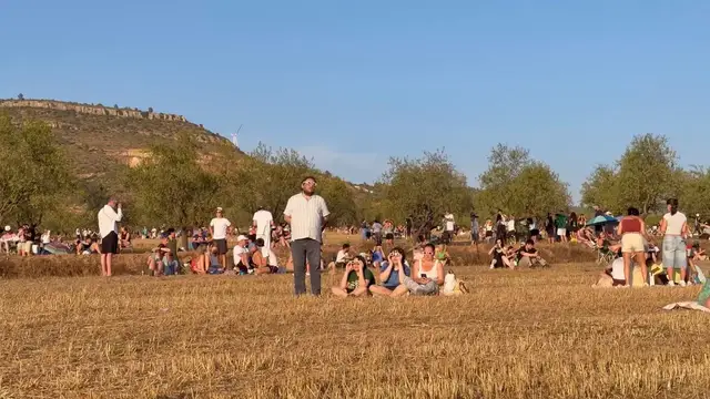 Video thumbnail for Spain: People gather on Valencia beach as solar eclipse crosses the sky.