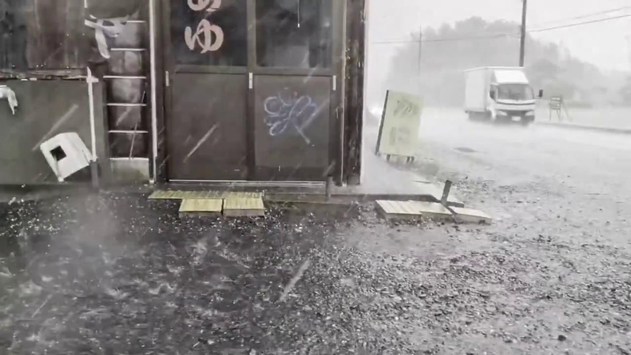 Video thumbnail for Japan: Violent Hailstorm Batters Ibaraki As Huge Ice Stones Smash Down In Japan.