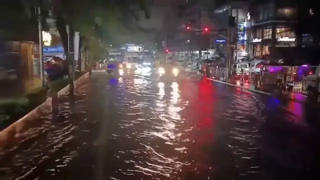Video thumbnail for Philippines: Torrential rain triggers flooding in Manila (3).
