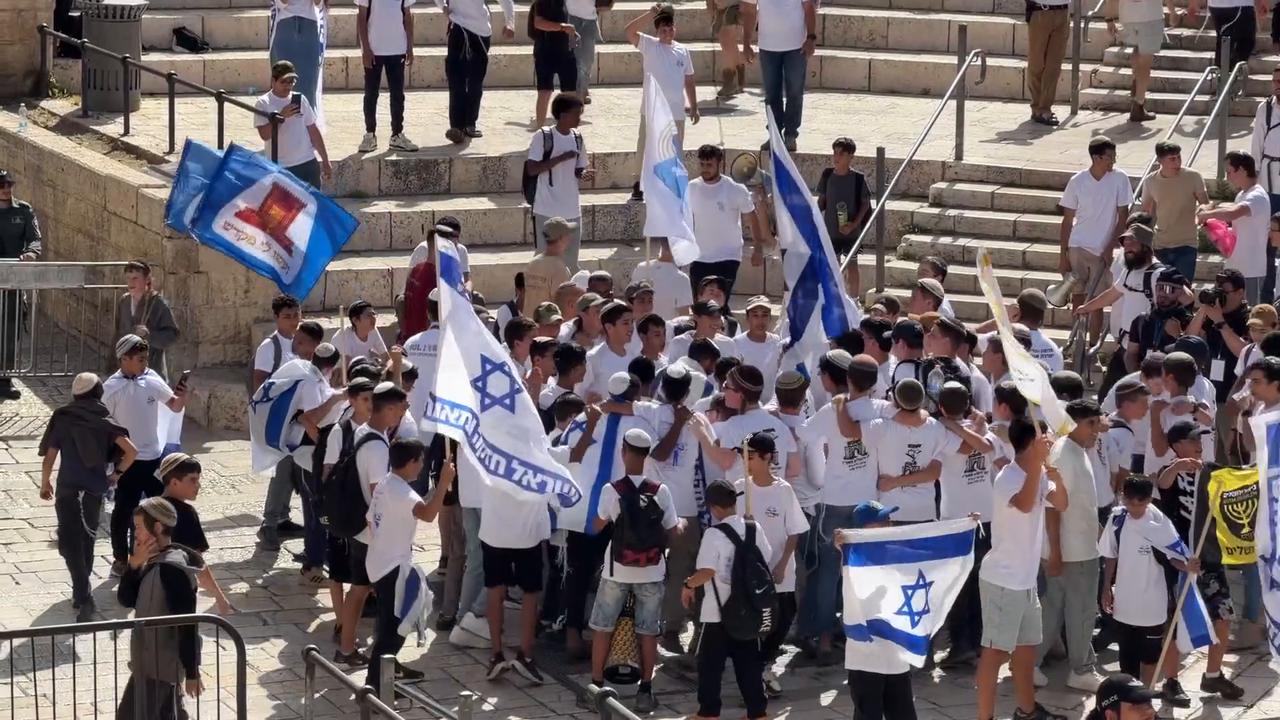 Video thumbnail for Jewish far-right groups begin provocative ‘flag march’ in occupied East Jerusalem.