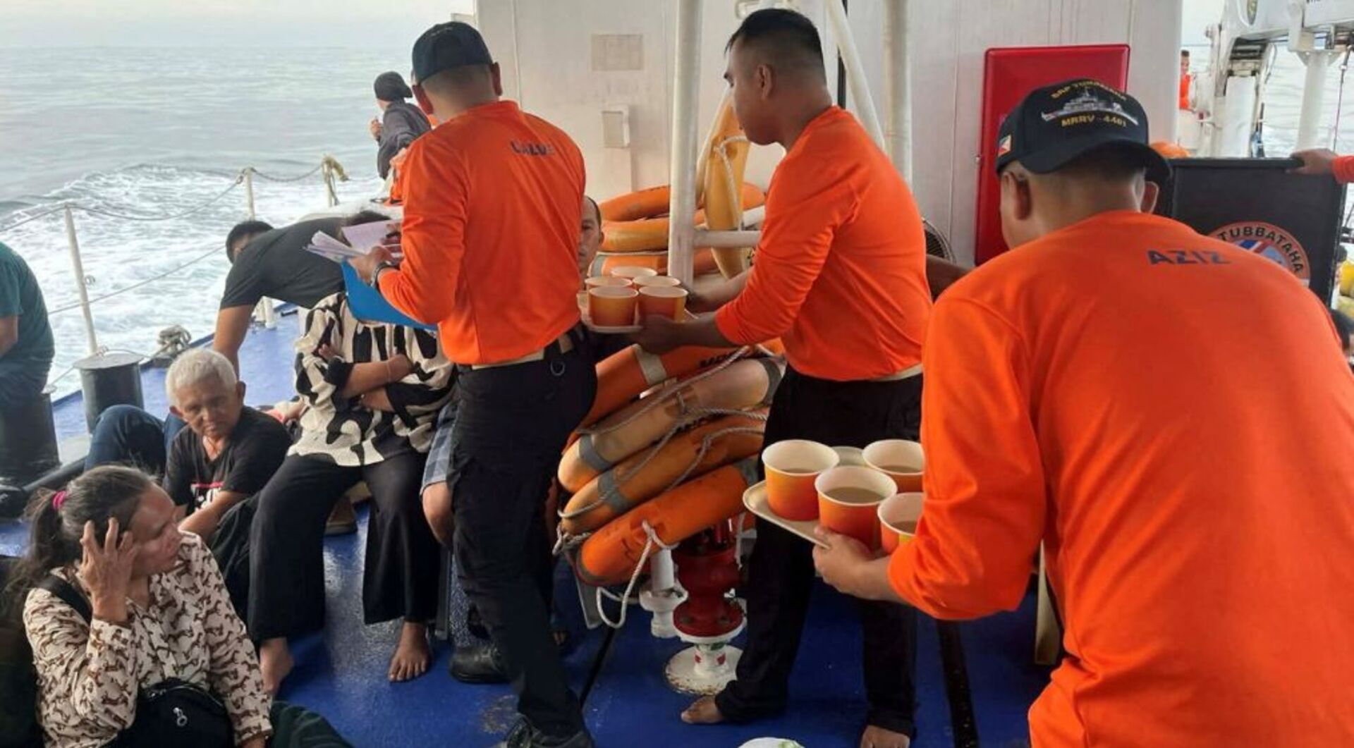 Video thumbnail for Ferry sinks off southern Philippines with 332 passengers; over 300 saved, 18 dead, search continues