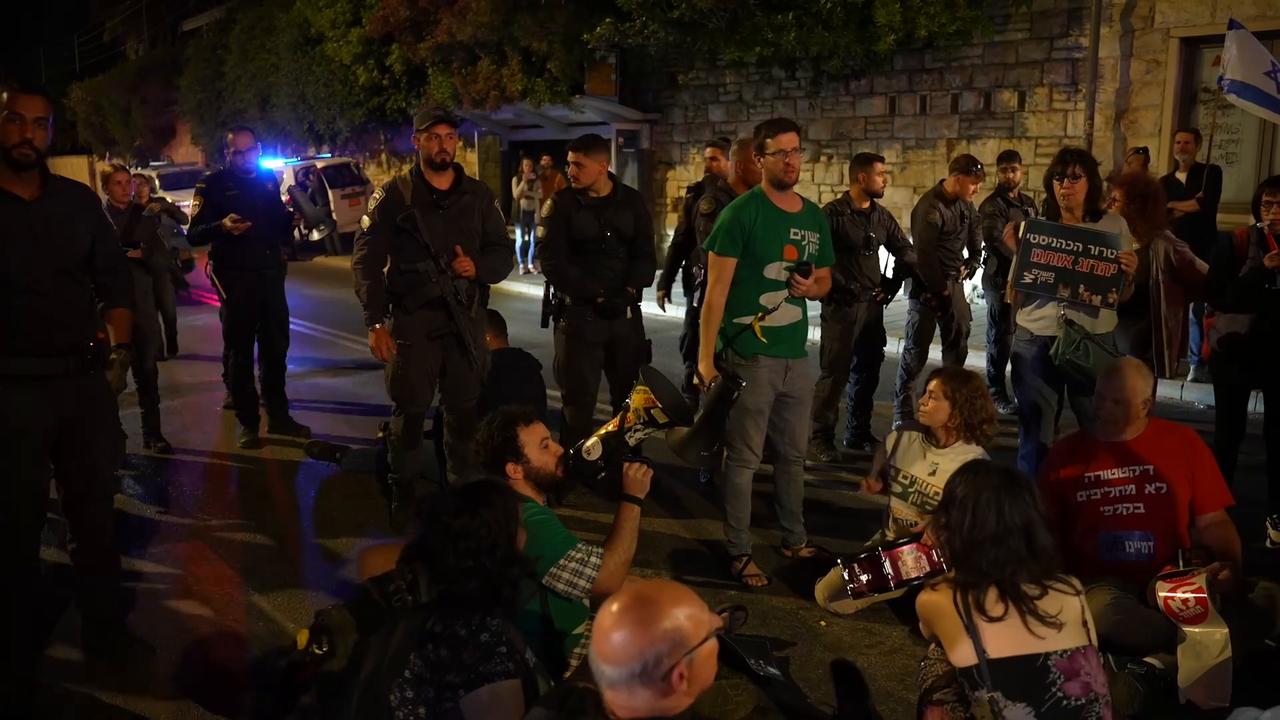 Video thumbnail for Israeli police intervene in people in Jerusalem who protest Netanyahu government.
